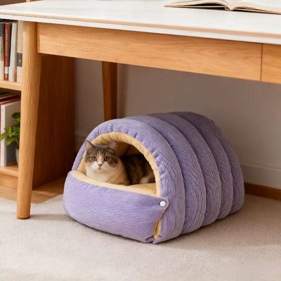 Lit-pour-Chat-coucher-dans-le-lit-sous-une-table