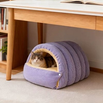 Lit-pour-Chat-coucher-dans-le-lit-sous-une-table