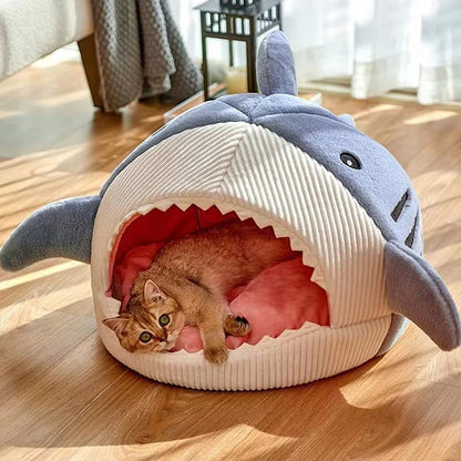 chat couché dans la niche regarde