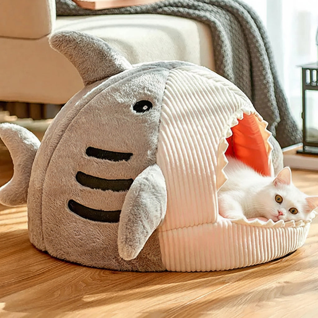 chat coucher dans la niche pour chat requin de gris