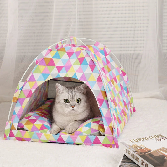 Niche pour chat tente pliable avec triangle de couleur avec un chat couche