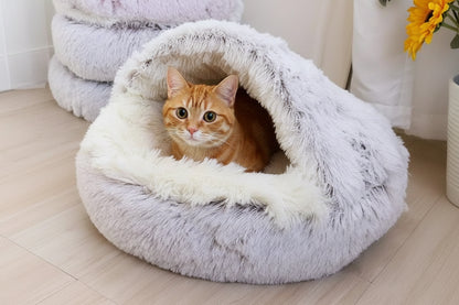 Minou lové dans sa niche pour chat moelleuse
