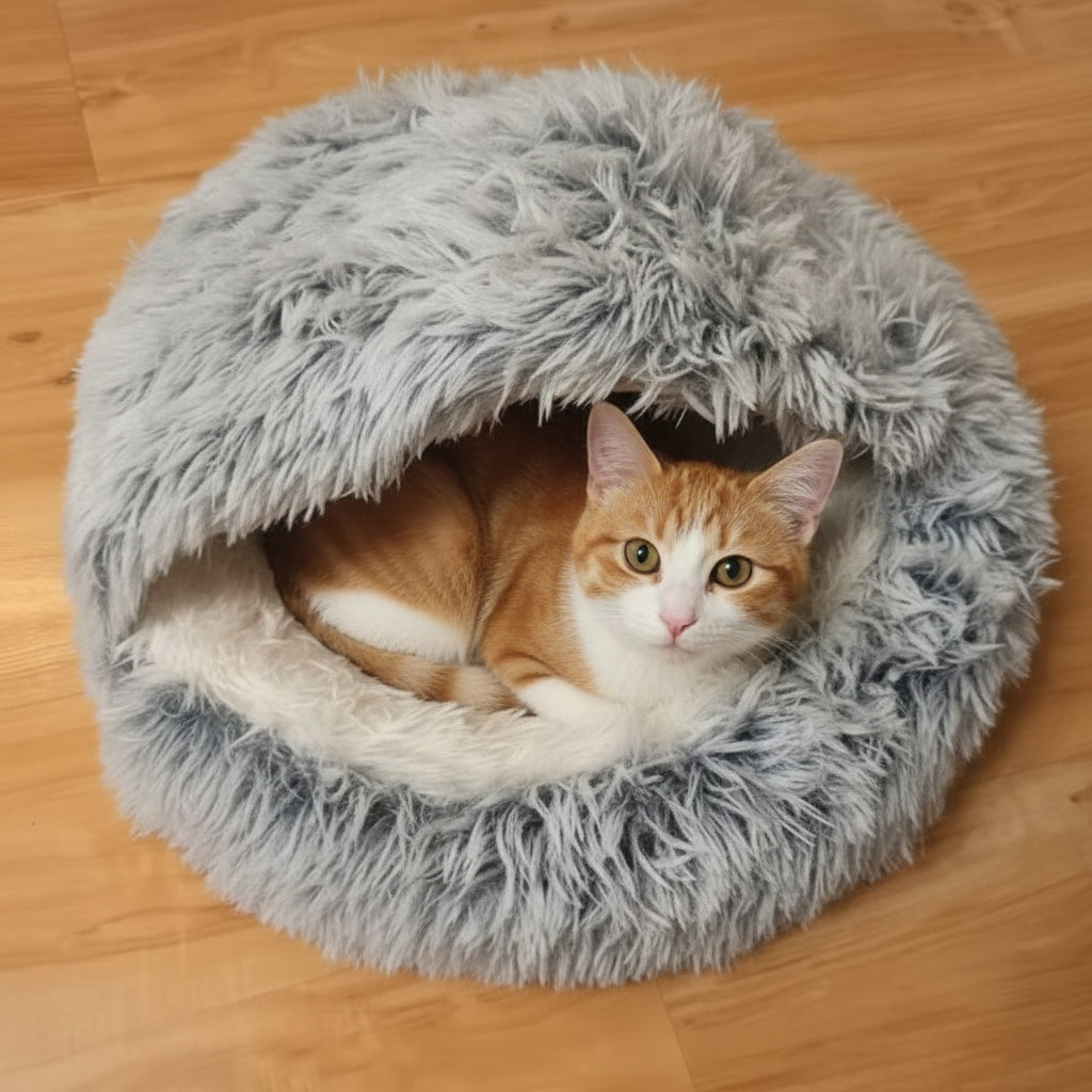 Niche pour chat ultra moelleux gris avec un chat