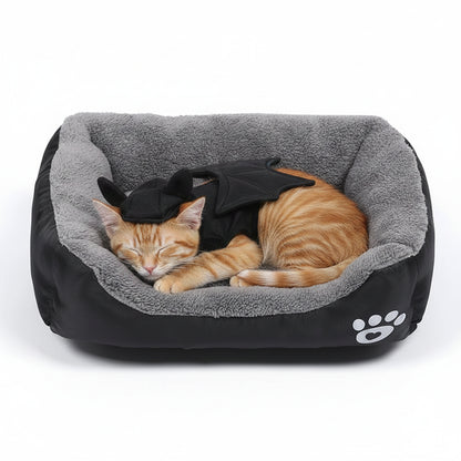 niche pour chat reversible noir avec un chat qui dort avec une tenue noir